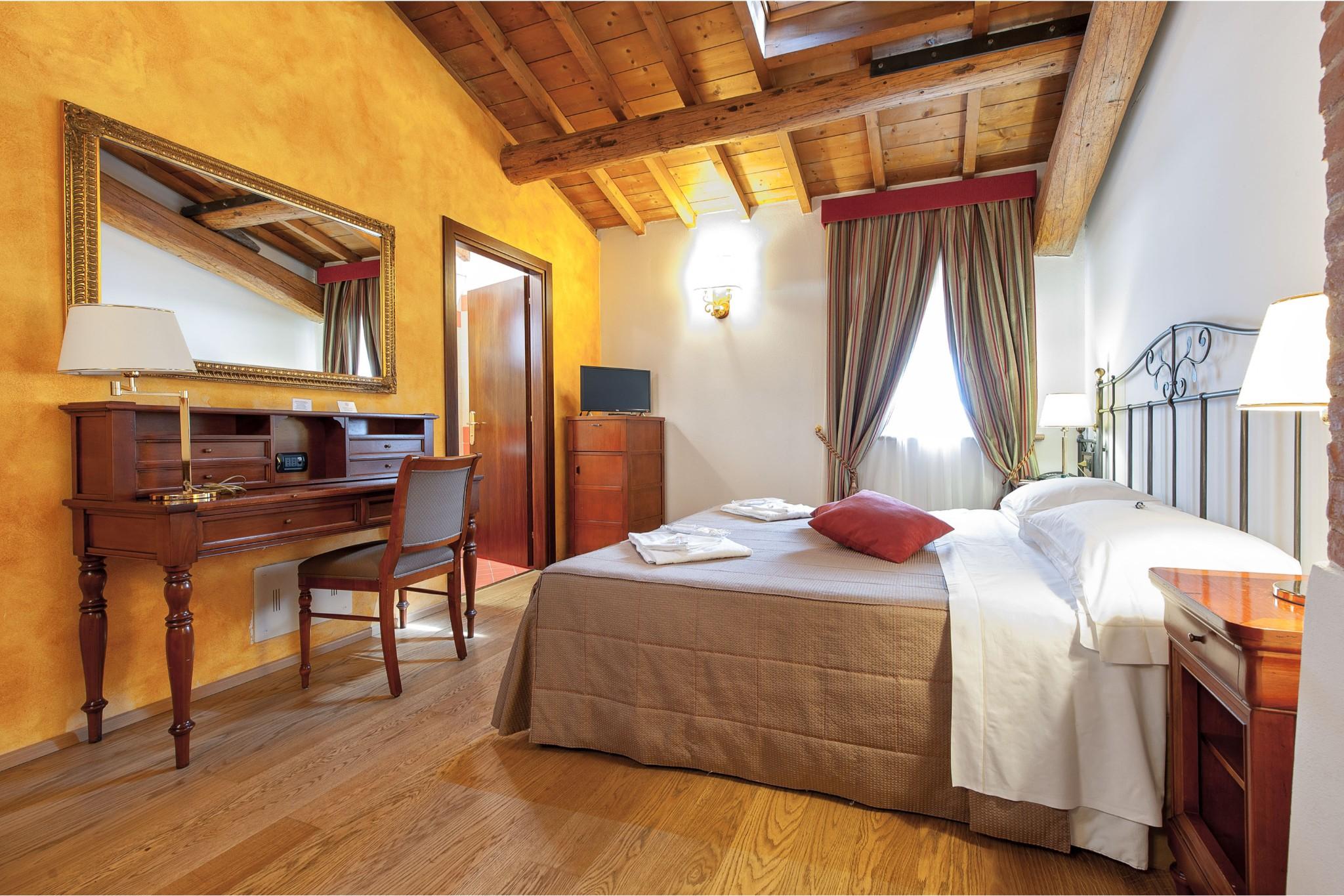 Hotel Villa Malaspina Castel d'Azzano Exterior photo