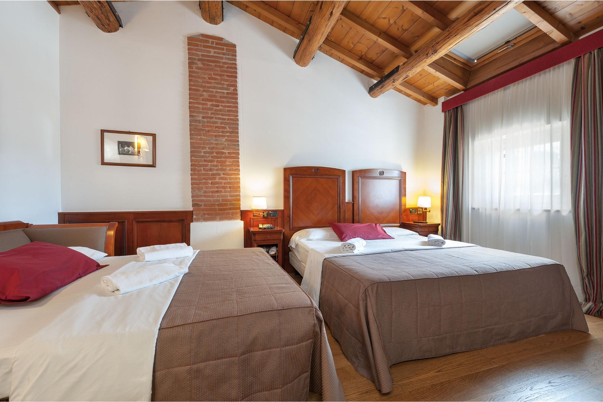 Hotel Villa Malaspina Castel d'Azzano Exterior photo
