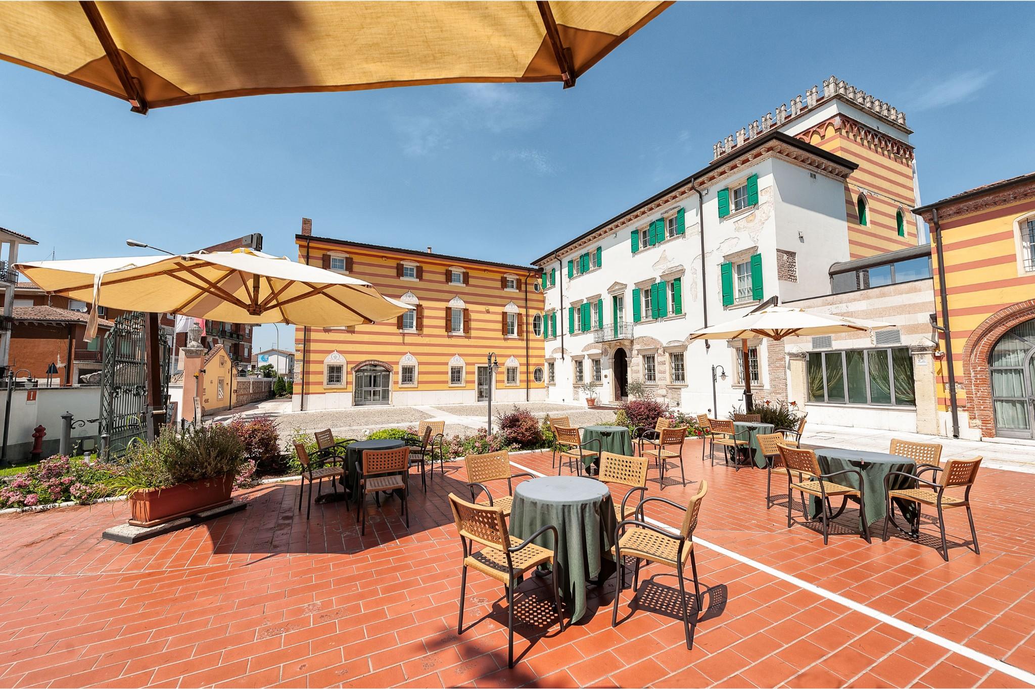 Hotel Villa Malaspina Castel d'Azzano Exterior photo