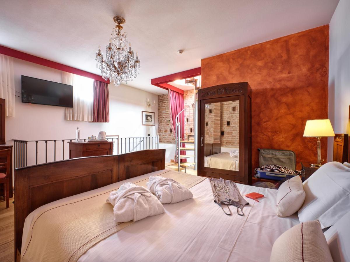 Hotel Villa Malaspina Castel d'Azzano Exterior photo