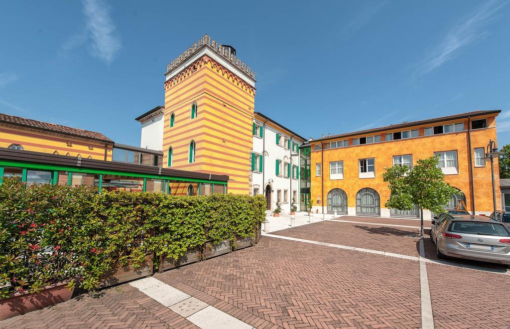 Hotel Villa Malaspina Castel d'Azzano Exterior photo