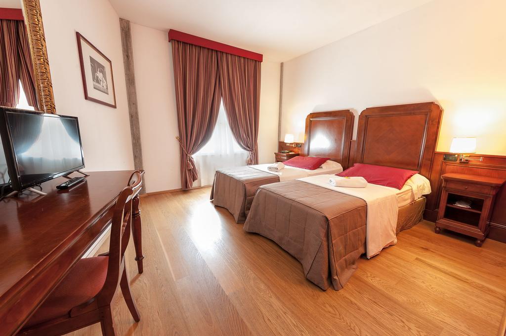 Hotel Villa Malaspina Castel d'Azzano Exterior photo