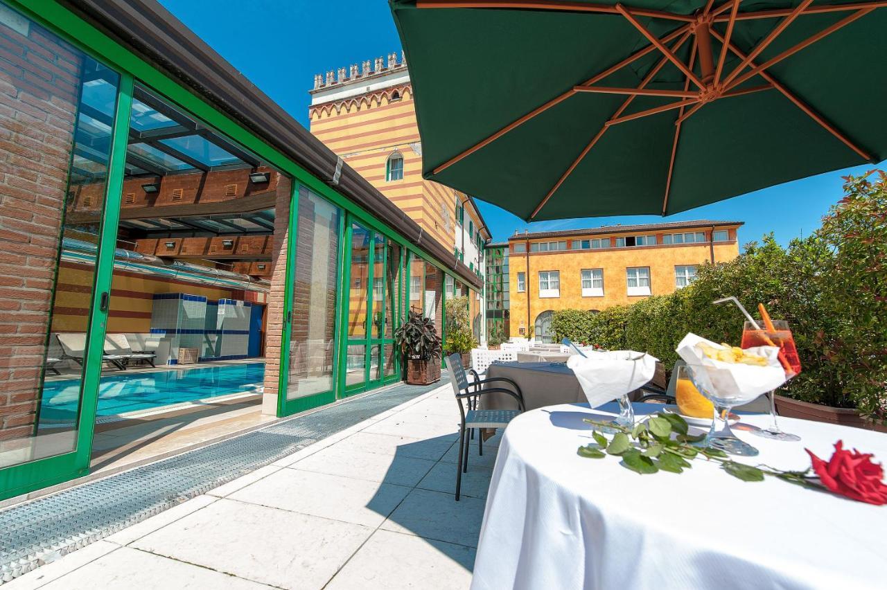 Hotel Villa Malaspina Castel d'Azzano Exterior photo