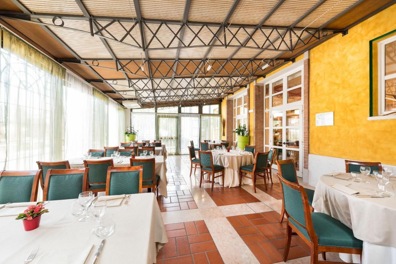 Hotel Villa Malaspina Castel d'Azzano Exterior photo